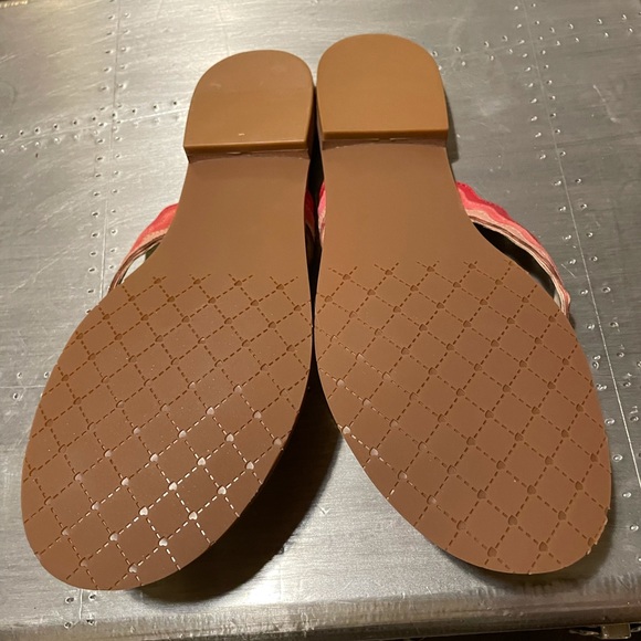 NIB Isaak Mizrahi Gina leather red pink scalloped trim sandal 6.5 flip flops - Picture 8 of 11